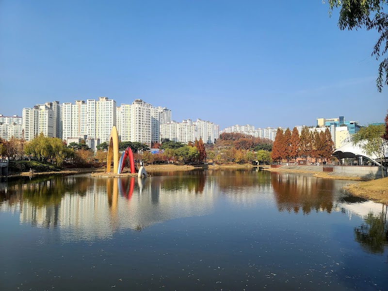 Dongbaek Lake Park