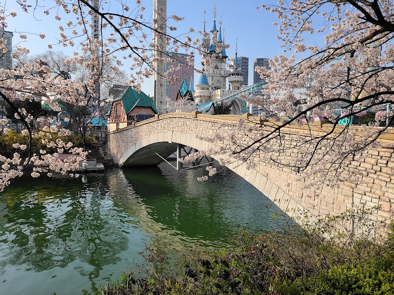 Seokchon Lake